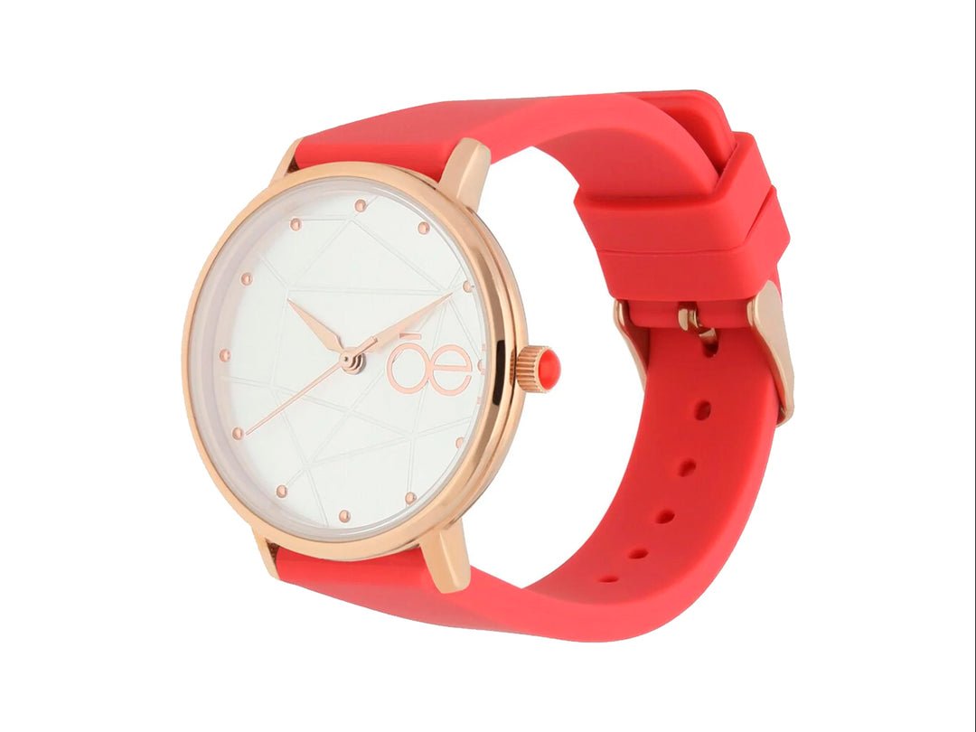 Reloj Cloe con correa color coral, caja en tono oro rosa y esfera blanca con detalles geométricos.
