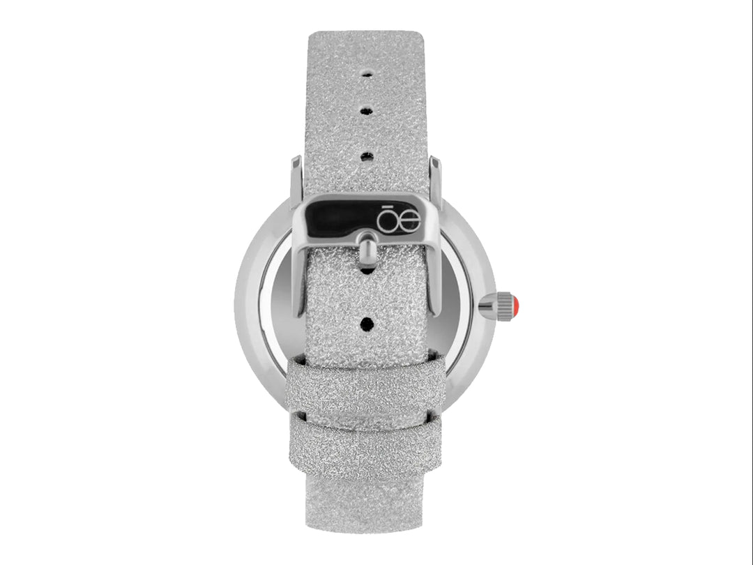 Reloj Cloe para mujer en color plata con correa brillante y esfera blanca.