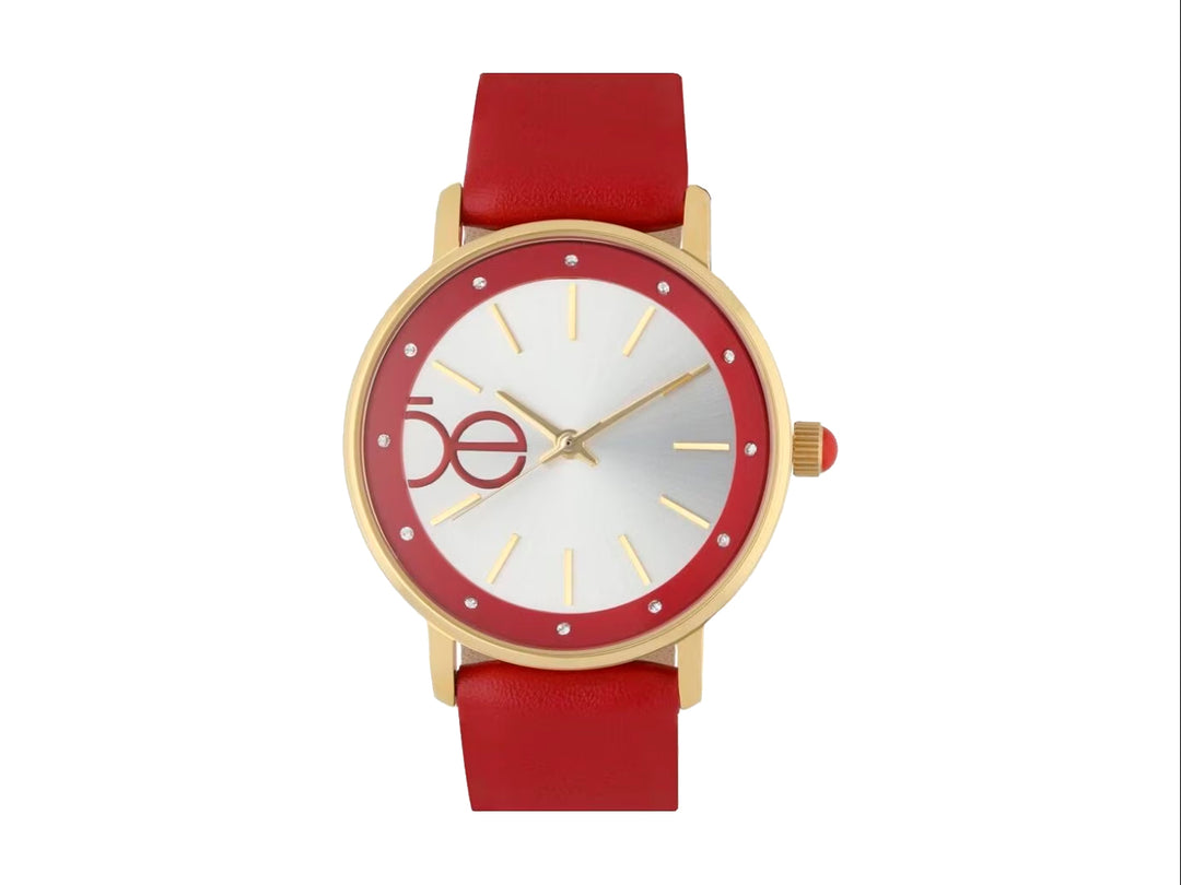 Reloj análogo Cloe con correa roja, caja dorada y esfera blanca con detalles minimalistas.