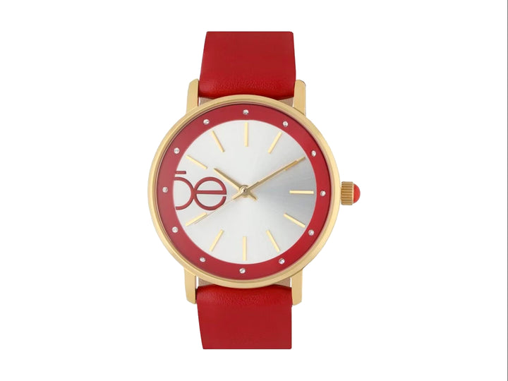 Reloj análogo Cloe con correa roja, caja dorada y esfera blanca con detalles minimalistas.