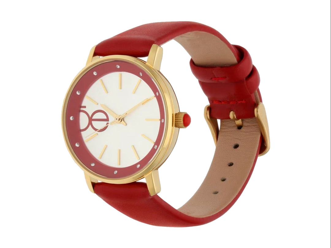 Reloj análogo Cloe con correa roja, caja dorada y esfera blanca con detalles minimalistas.