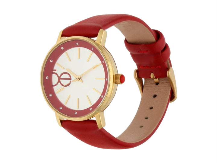 Reloj análogo Cloe con correa roja, caja dorada y esfera blanca con detalles minimalistas.