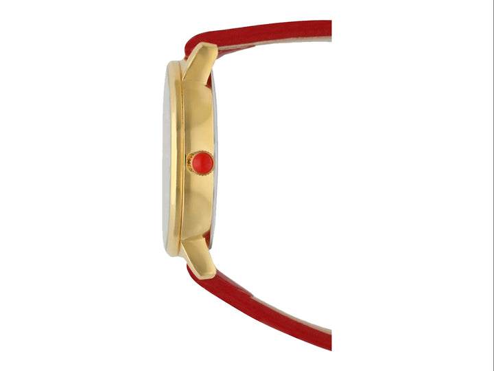 Reloj análogo Cloe con correa roja, caja dorada y esfera blanca con detalles minimalistas.