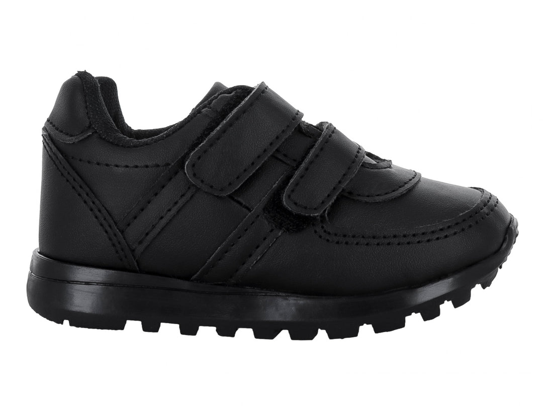 Zapato escolar negro para niño con cierre de velcro y suela dentada.