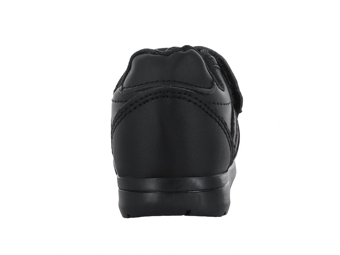 Zapato escolar negro para niño con cierre de velcro y suela dentada.