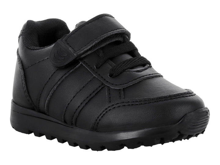 Zapato deportivo escolar para niño en color negro monocromático con cierre de velcro y suela rugosa.