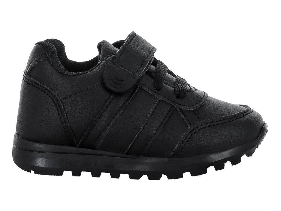 Zapato deportivo escolar para niño en color negro monocromático con cierre de velcro y suela rugosa.
