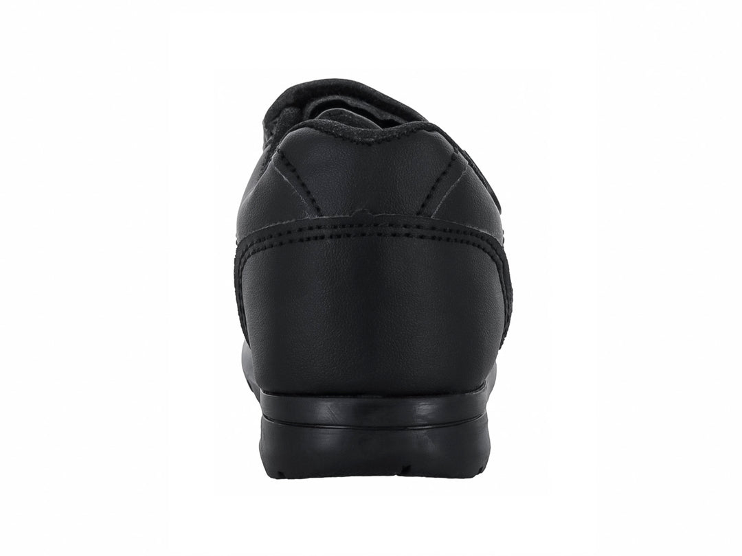Zapato deportivo escolar para niño en color negro monocromático con cierre de velcro y suela rugosa.