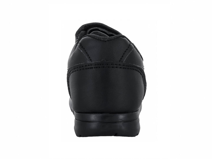Zapato deportivo escolar para niño en color negro monocromático con cierre de velcro y suela rugosa.