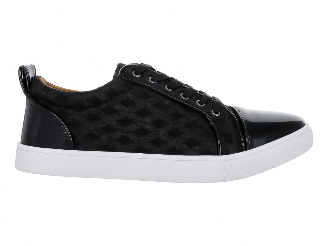 Tenis casuales Platini color negro con suela blanca y detalles brillantes en la punta y el talón.