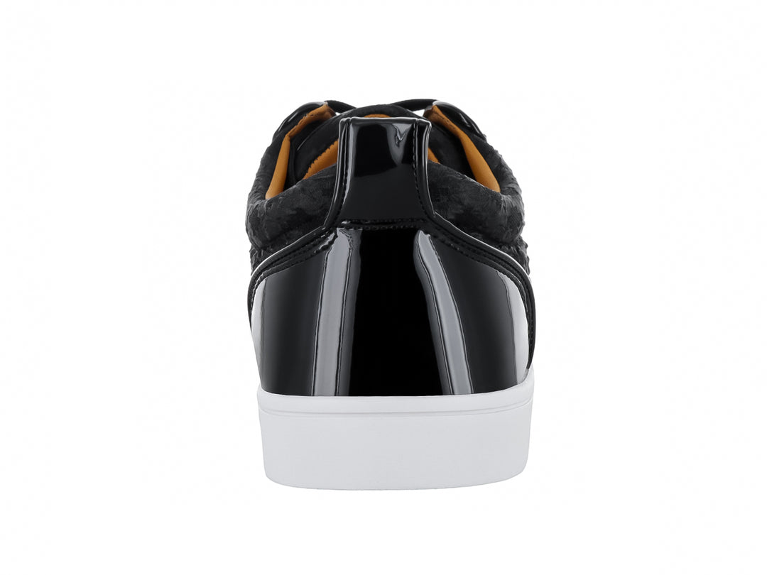 Tenis casuales Platini color negro con suela blanca y detalles brillantes en la punta y el talón.
