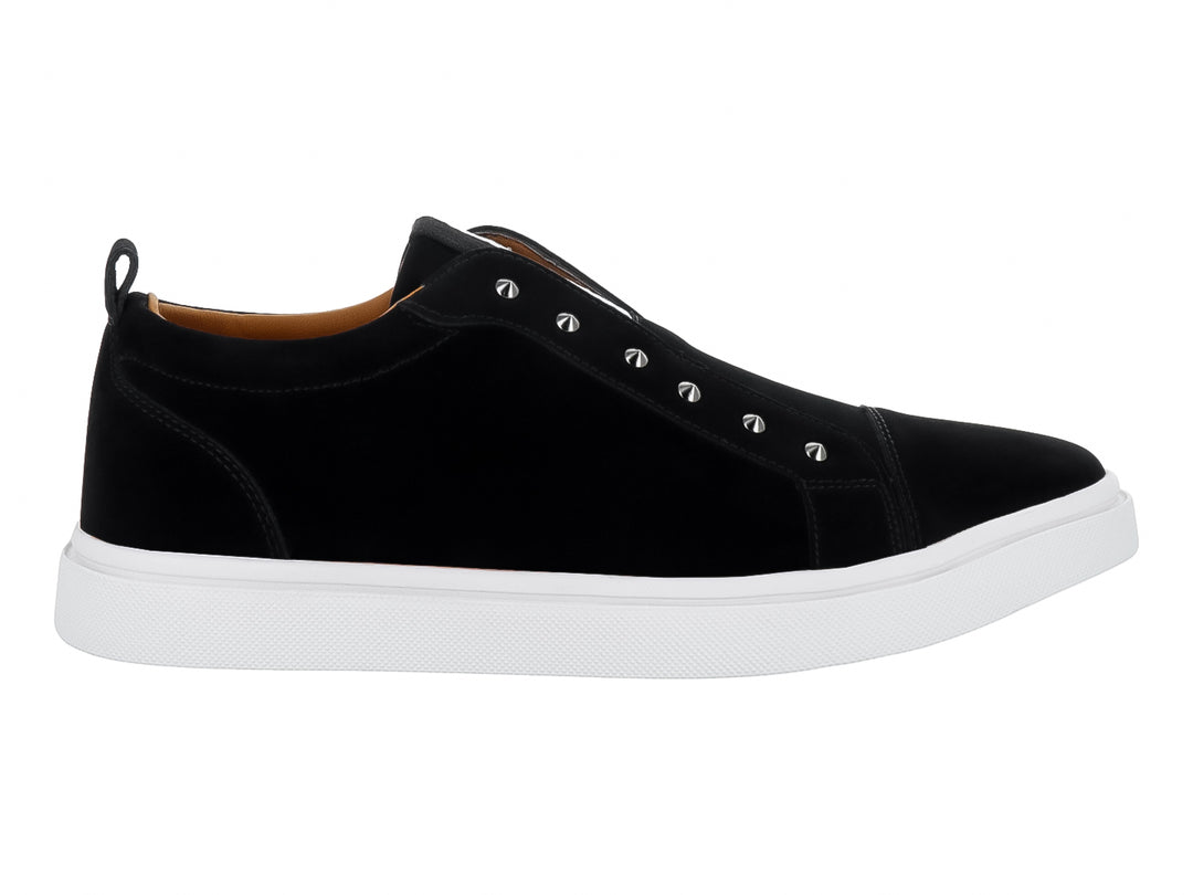 Tenis casuales negros de gamuza con suela blanca y detalles de estoperoles plateados.