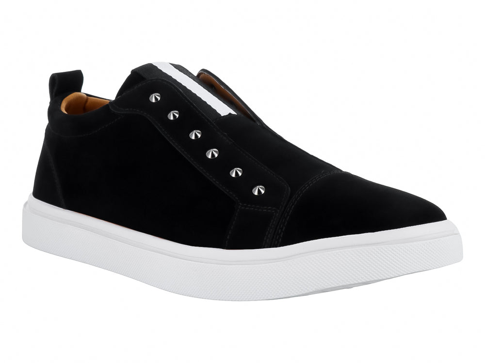 Tenis casuales negros de gamuza con suela blanca y detalles de estoperoles plateados.