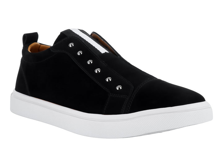 Tenis casuales negros de gamuza con suela blanca y detalles de estoperoles plateados.