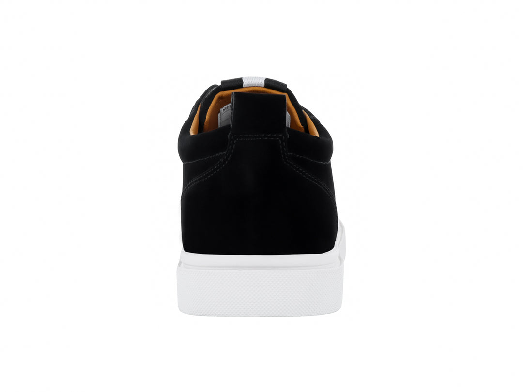 Tenis casuales negros de gamuza con suela blanca y detalles de estoperoles plateados.