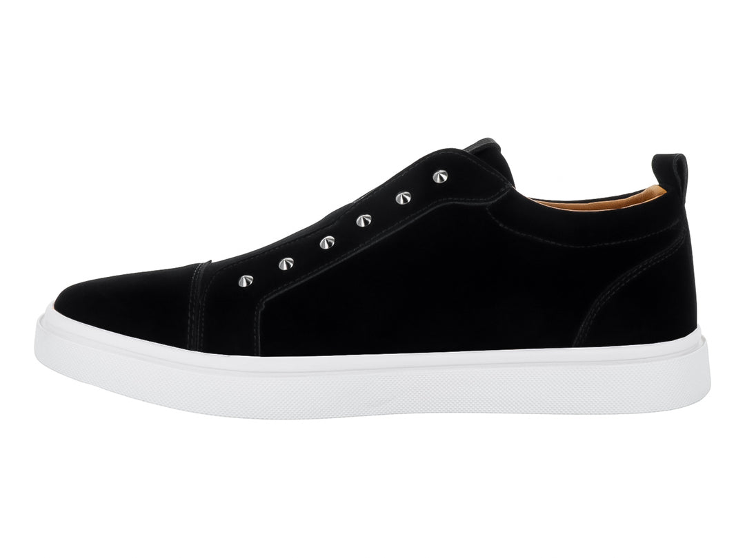 Tenis casuales negros de gamuza con suela blanca y detalles de estoperoles plateados.