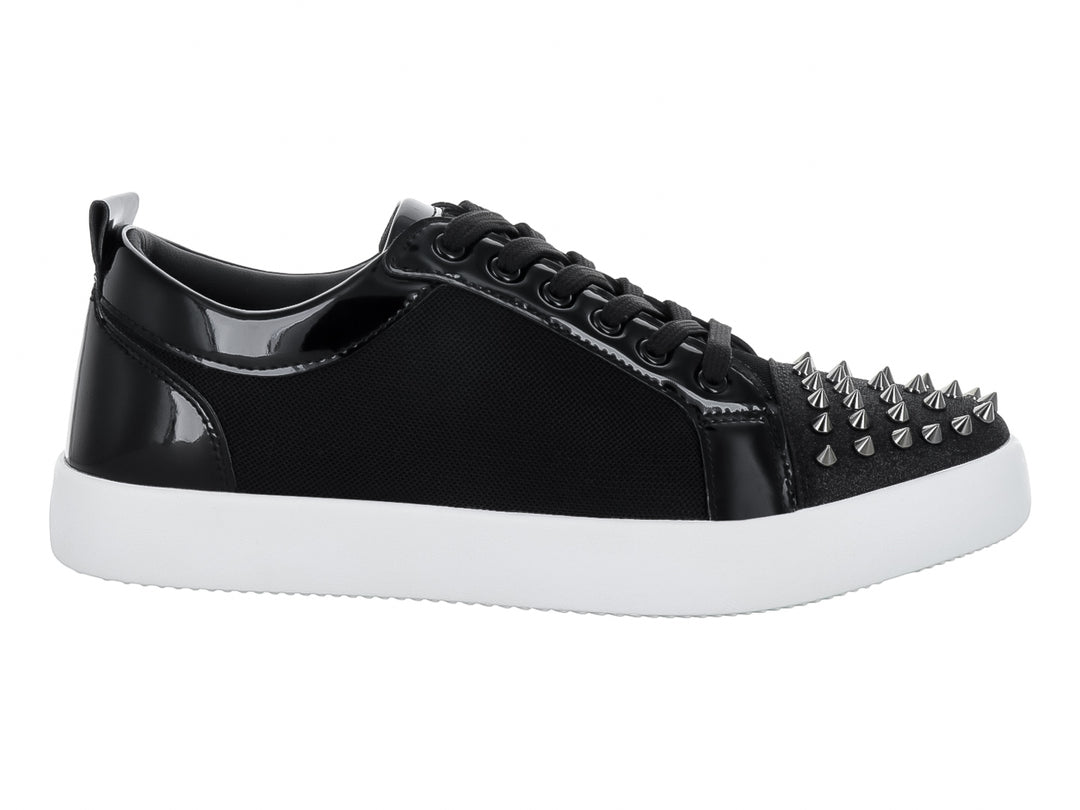 Tenis negros con detalles en charol, suela blanca y estoperoles en la punta.