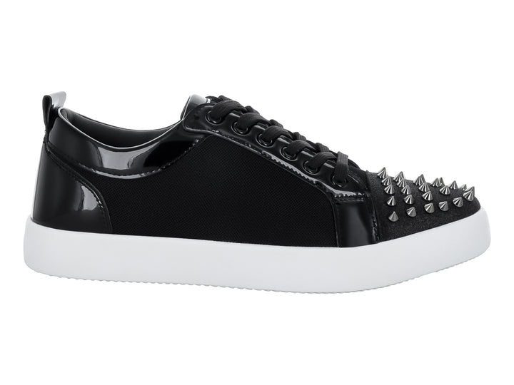 Tenis negros con detalles en charol, suela blanca y estoperoles en la punta.