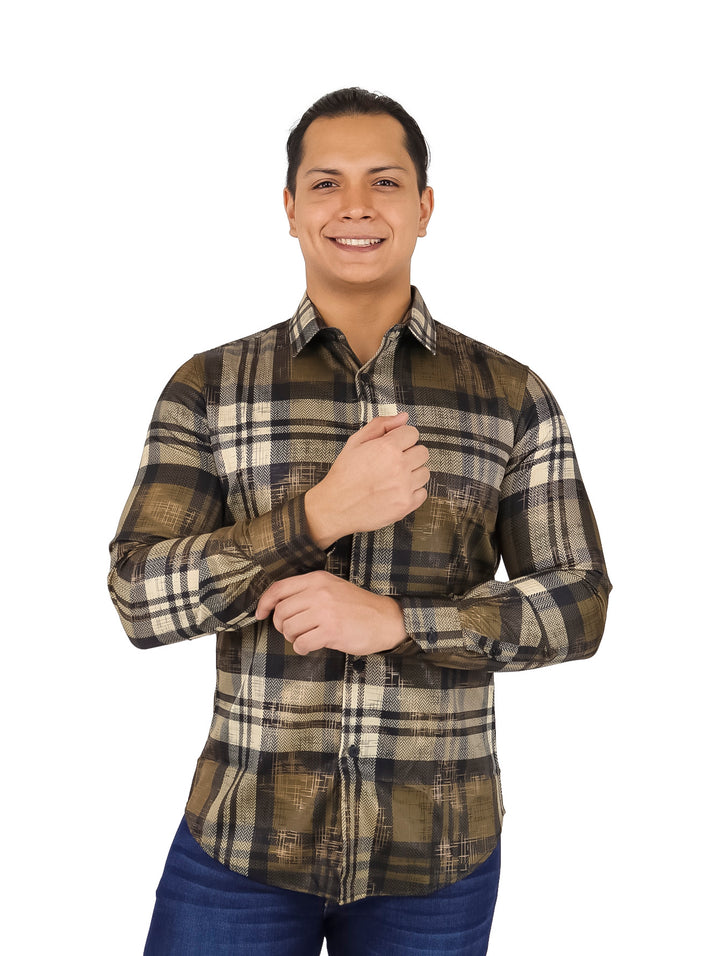 Hombre vistiendo una camisa de manga larga con estampado de cuadros en colores negro y beige.