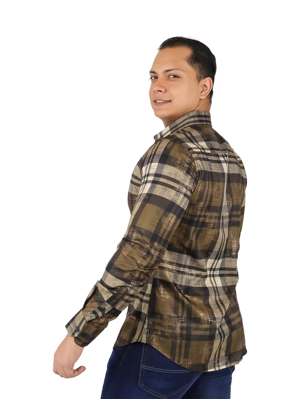 Hombre vistiendo una camisa de manga larga con estampado de cuadros en colores negro y beige.
