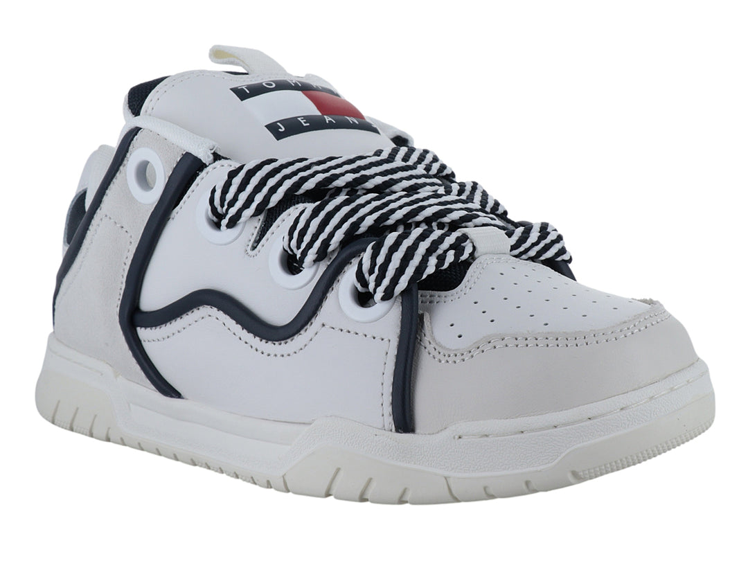 Tenis Tommy Hilfiger color blanco con detalles en azul marino y cordones a rayas.