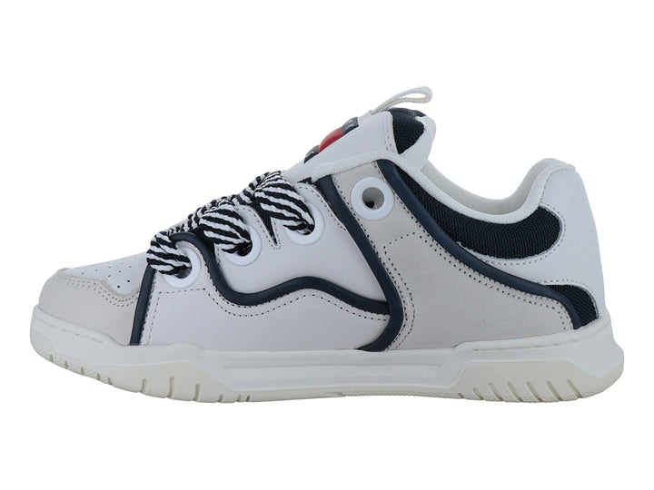 Tenis Tommy Hilfiger color blanco con detalles en azul marino y cordones a rayas.