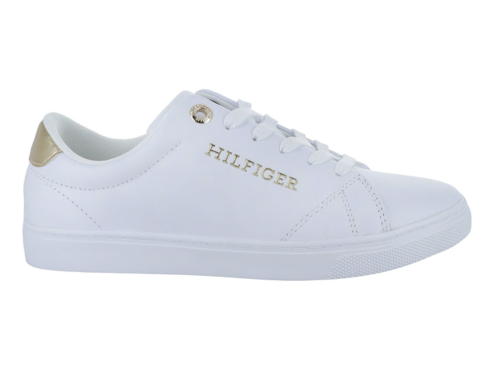 Tenis blancos Tommy Hilfiger con detalles dorados en el talón y letras doradas en el lateral.