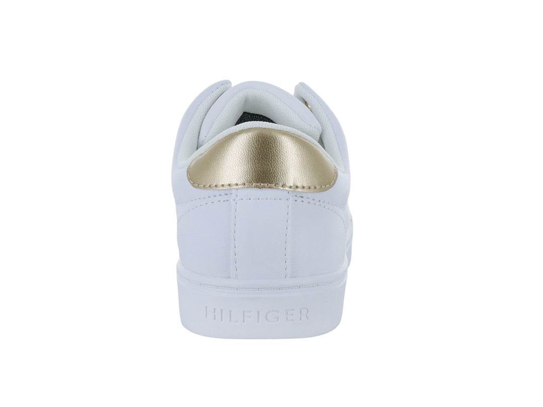 Tenis blancos Tommy Hilfiger con detalles dorados en el talón y letras doradas en el lateral.