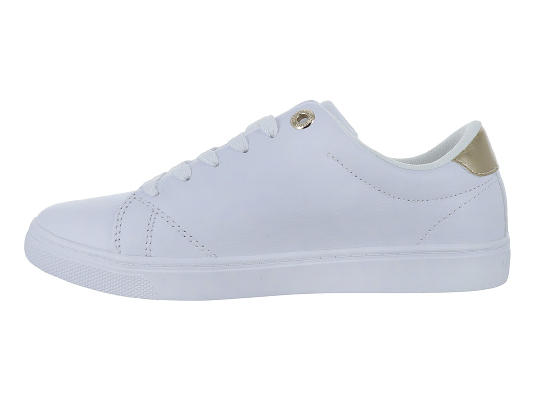 Tenis blancos Tommy Hilfiger con detalles dorados en el talón y letras doradas en el lateral.