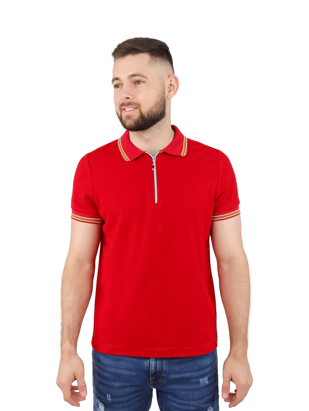 Hombre vistiendo playera polo roja con cierre frontal y detalles en color café en el cuello y mangas.