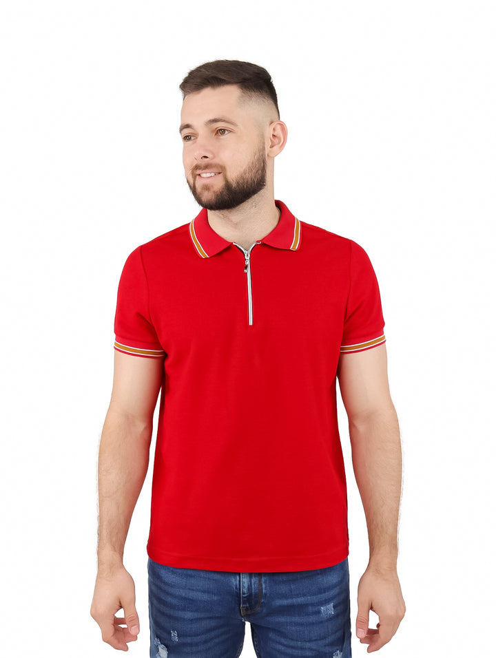 Hombre vistiendo playera polo roja con cierre frontal y detalles en color café en el cuello y mangas.