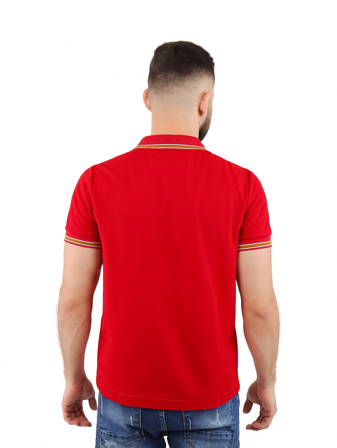 Hombre vistiendo playera polo roja con cierre frontal y detalles en color café en el cuello y mangas.