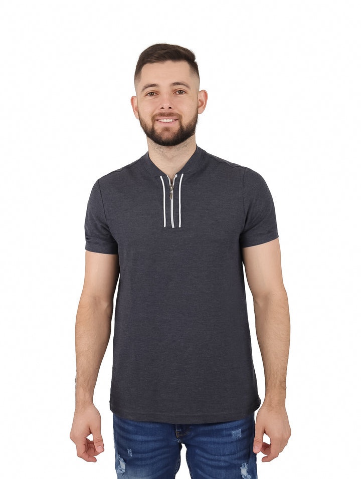 Hombre vistiendo playera polo color gris oxford con cierre en el cuello y manga corta.