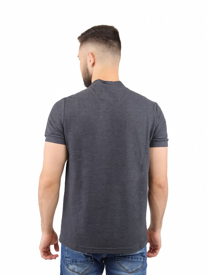 Hombre vistiendo playera polo color gris oxford con cierre en el cuello y manga corta.