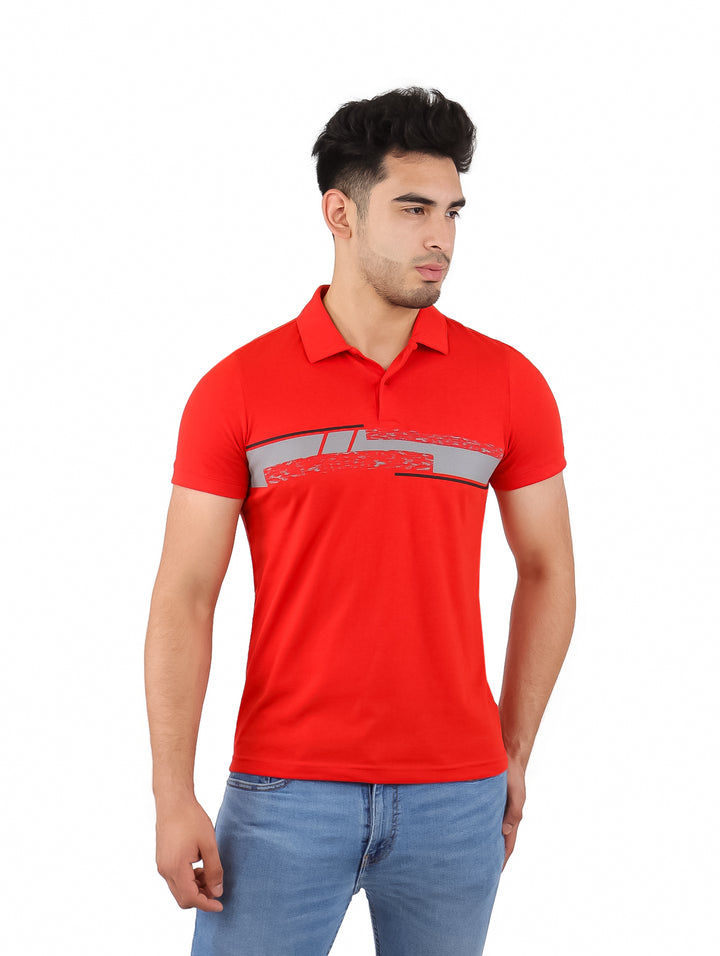 Playera polo roja para Hombre con una franja gris horizontal en el pecho.