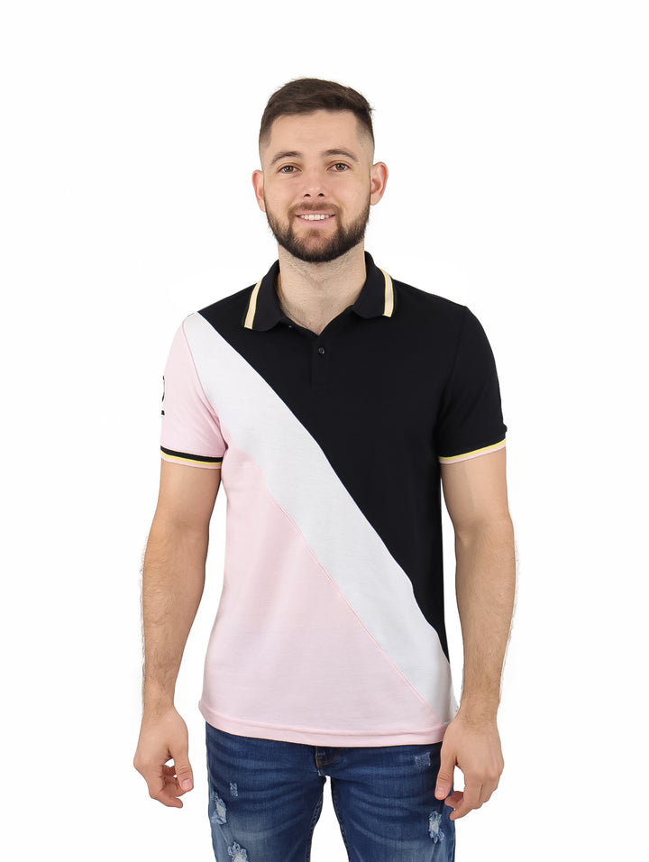 Hombre vistiendo playera polo de manga corta con diseño diagonal en colores rosa, blanco y negro.