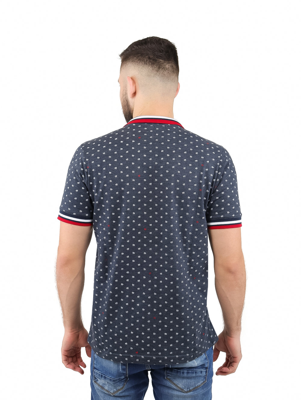 Hombre vistiendo playera polo gris oscuro con estampado pequeño y ribetes rojos y blancos en cuello y mangas.