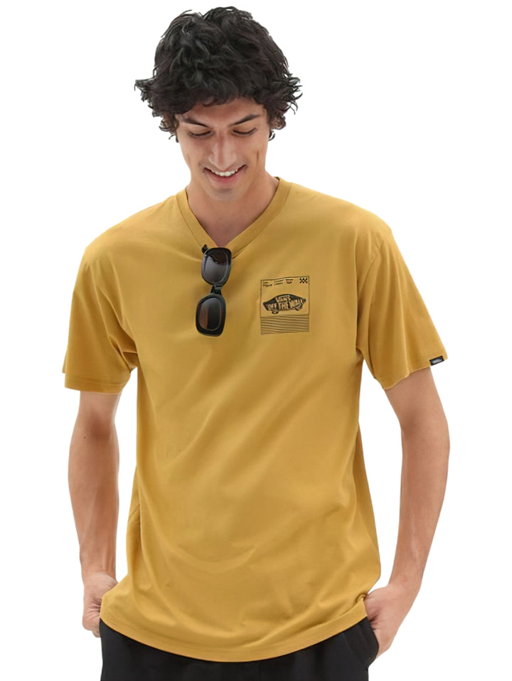 Hombre vistiendo una camiseta de manga corta color amarillo con un detalle gráfico en el pecho.