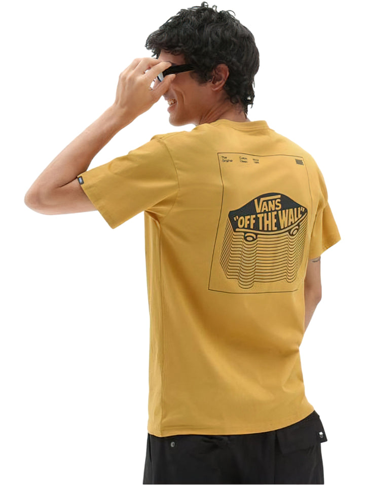 Hombre vistiendo una camiseta de manga corta color amarillo con un detalle gráfico en el pecho.