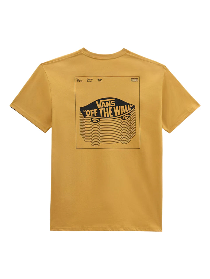 Hombre vistiendo una camiseta de manga corta color amarillo con un detalle gráfico en el pecho.