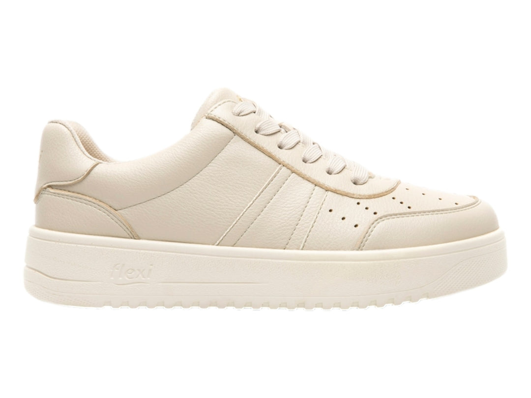 Tenis Flexi color beige de material sintético con suela blanca gruesa y agujetas a juego.