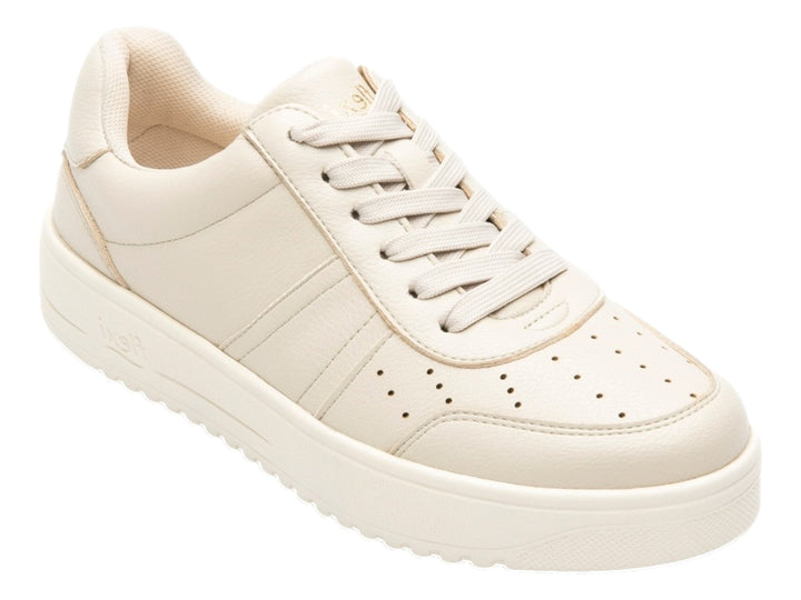 Tenis Flexi color beige de material sintético con suela blanca gruesa y agujetas a juego.