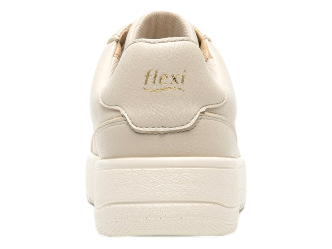 Tenis Flexi color beige de material sintético con suela blanca gruesa y agujetas a juego.
