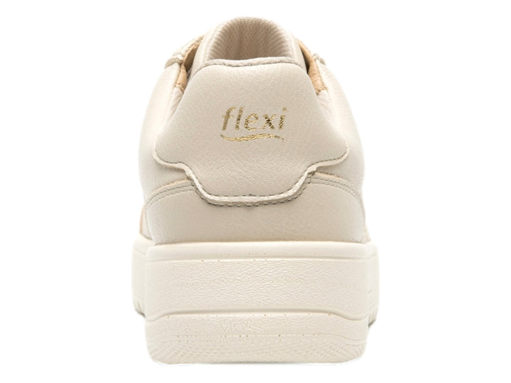 Tenis Flexi color beige de material sintético con suela blanca gruesa y agujetas a juego.
