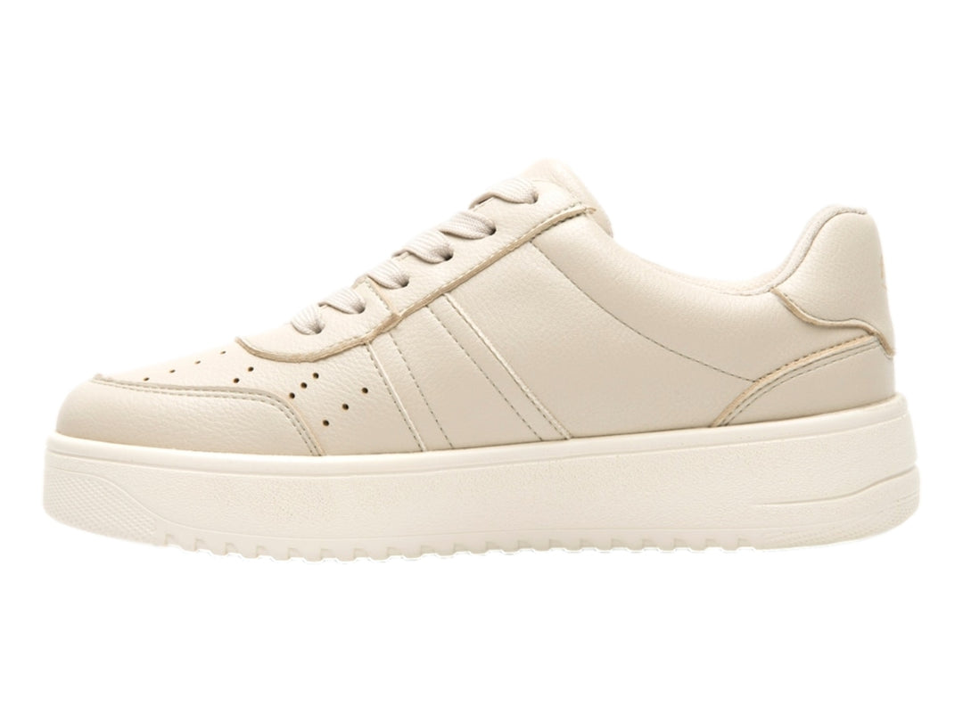 Tenis Flexi color beige de material sintético con suela blanca gruesa y agujetas a juego.