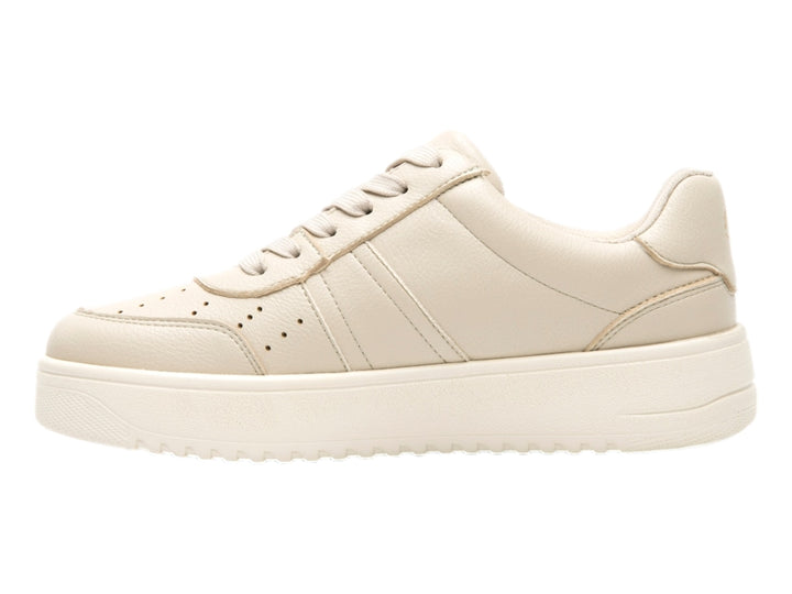 Tenis Flexi color beige de material sintético con suela blanca gruesa y agujetas a juego.