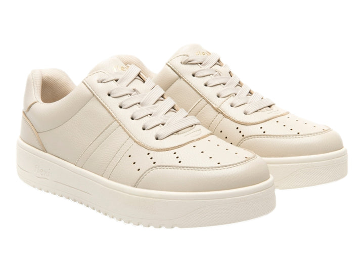 Tenis Flexi color beige de material sintético con suela blanca gruesa y agujetas a juego.