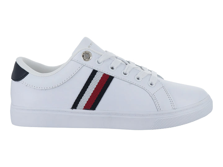 Tenis blancos Tommy Hilfiger con franja lateral roja, blanca y azul y detalle azul marino en el talón.