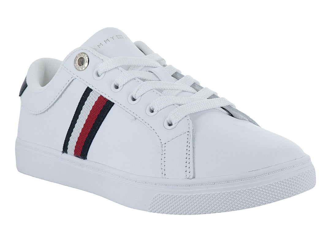 Tenis blancos Tommy Hilfiger con franja lateral roja, blanca y azul y detalle azul marino en el talón.
