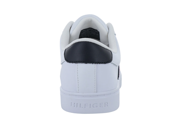Tenis blancos Tommy Hilfiger con franja lateral roja, blanca y azul y detalle azul marino en el talón.